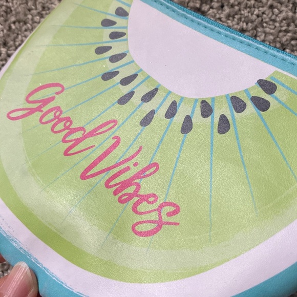 Good Vibes Kiwi 🥝 design cosmetic bag - Picture 5 of 16